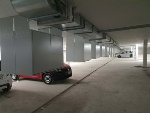 Tiefgaragenmontage mit 175 Pneuschränken Tiefgaragenmontage mit 175 Pneuschränken